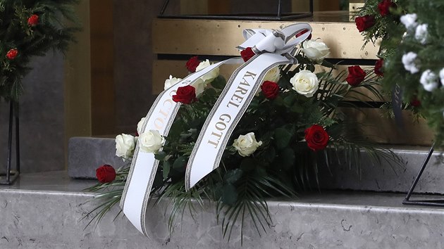 Na poslední rozloučení s Aťkou Janouškovou ve strašnickém krematoriu dorazil i smuteční věnec od Karla Gotta. (21. března 2019)