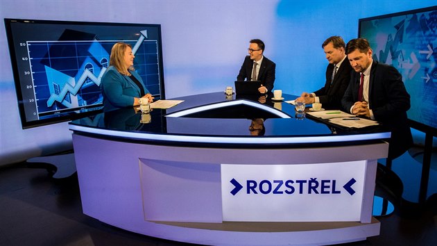 Ministryn pro mstn rozvoj Klra Dostlov, editel portlu Reality.iDNES.cz Petr Makovsk a Robert Hanzl z Asociace realitnch kancel R v diskusnm poadu Rozstel. (21. bezna 2019)