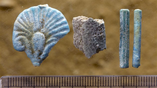 Drobné fajánsové předměty nalezené v zásypu chrámu.