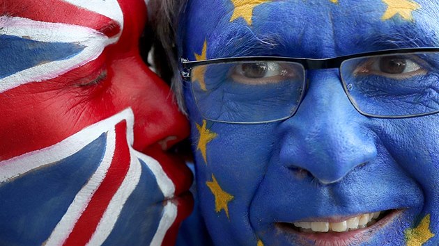 PROTI BREXITU. Demonstranti, kte si pomalovali oblieje vlajkami Velk Britnie a Evropsk unie, dvali najevo svj odpor k brexitu bhem summitu EU v Bruselu. 