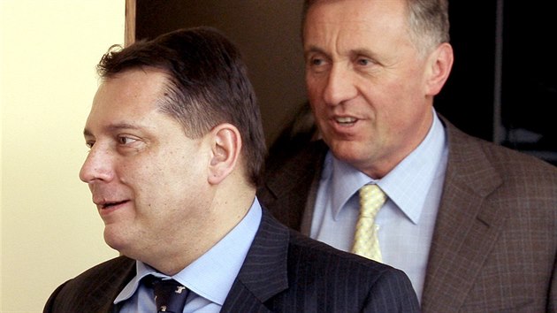 Ji Paroubek a Mirek Topolnek odchzej ze schzky v Poslaneck snmovn. (4. dubna 2009)