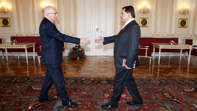 Ji Paroubek dorazil za prezidentem Vclavem Klausem na Prask hrad vyjednvat o budouc vld. (27. bezna 2009)
