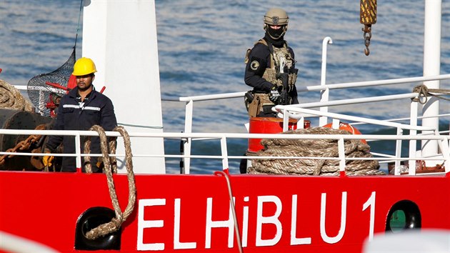 Jeden z členů maltského komanda na palubě nákladní lodi El Hiblu 1. (28. března 2019)