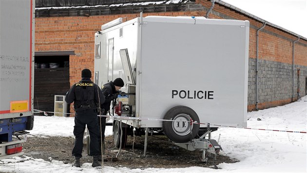 Sanace nebezpenho odpadu odbornou firmou,
kter m za kol odvzt ze skladu u Frdku-Mstku odhadem pl milionu litr nebezpench holavin, kterou sem navezli zejm z Polska.