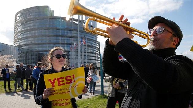 Demonstranti u budovy Evropského parlamentu ve Štrasburku před hlasováním o pravidlech ochrany autorských práv na internetu. (26. března 2019)