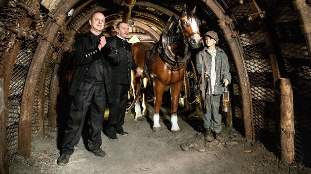 Karel Vilm (vlevo) a Milo Schaffelhofer z Landek Parku Ostrava ukazuj novou st podzemn trasy Hornickho muzea.