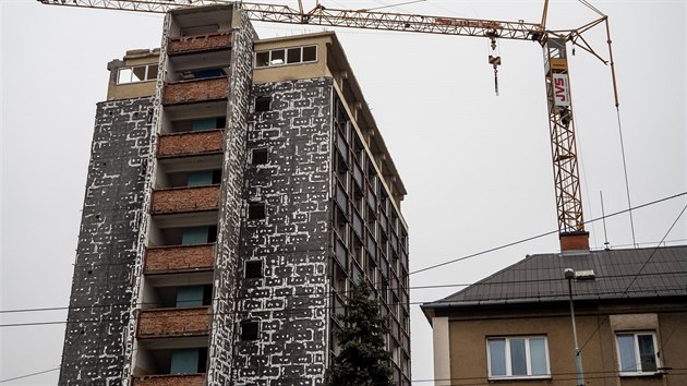 Demolice bval ubytovny u Sokolsk tdy v Ostrav rychle pokrauje. (24. bezna 2019)