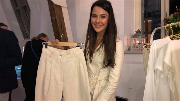 Dominika Býmová s kalhotami z vlastní módní kolekce. Elegantní kalhoty s vysokým pasem jsou z konopí a bio bavlny a mají perleťový knoflíček.