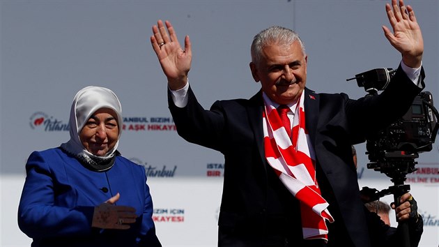 Kandidt na istanbulskho primtora a bval tureck premir Binali Yildirim se svou enou Semihou na jednom z pedvolebnch mtink (24. bezna 2019)