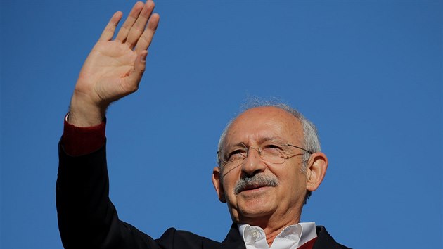 Pedseda tureck opozin Lidov republiknsk strany (CHP) Kemal Kilidaroglu zdrav sv pznivce na pedvolebnm mtinku v Istanbulu. (24. bezna 2019)