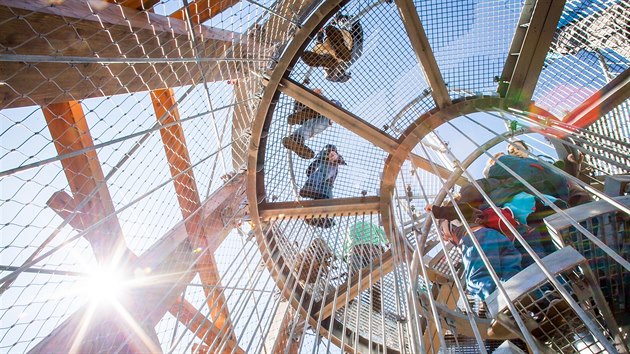 U Kaplice na �eskokrumlovsku je od soboty otev�en� nov� rozhledna na vrchu Hradi�t�.