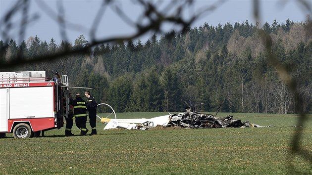 Při pádu malého vrtulníku u Slavoňova na Náchodsku zemřeli dva lidé. (22. března 2019)
