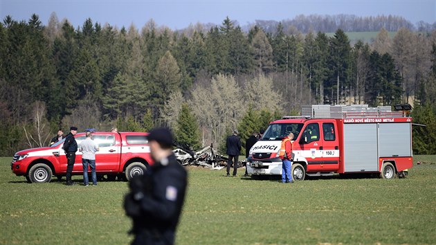 Při pádu malého vrtulníku u Slavoňova na Náchodsku zemřeli dva lidé. (22. března 2019)