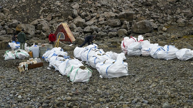 Vdci Masarykovy univerzity pipravuj odpad na odvoz z Nelsonova ostrova v Antarktid.