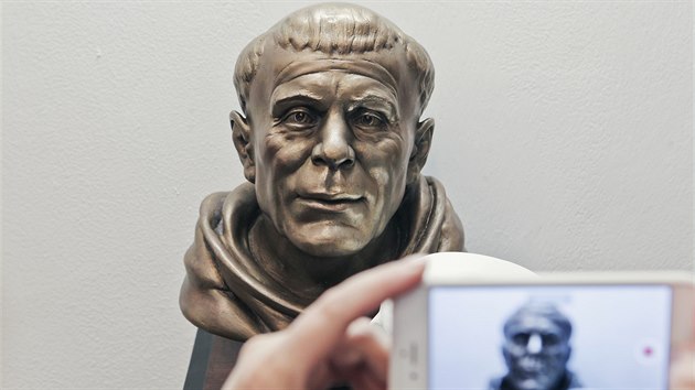 Ve Svatojnskm muzeu je nov umstna busta, kter zachycuje pravou podobu svatho Jana Nepomuckho.