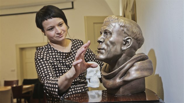 Spoluautorkou busty, kter zachycuje pravou podobu svatho Jana Nepomuckho, je antropoloka  Moravskho zemskho muzea Eva Vankov.