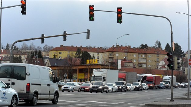 Msto z obav z jet vtch problm nechalo peprogramovat semafory tak, aby zelen v hlavnm smru svtila del dobu. (21. bezna 2019)