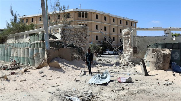 Nejmn deset mrtvch si vydal tok islamistickho hnut abb na vldn budovu v somlskm hlavnm mst Mogadiu. Mezi obmi je i nmstek ministra prce a socilnch vc (23.3.2019).