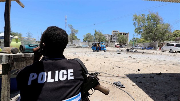Nejmn deset mrtvch si vydal tok islamistickho hnut abb na vldn budovu v somlskm hlavnm mst Mogadiu. Mezi obmi je i nmstek ministra prce a socilnch vc (23.3.2019).