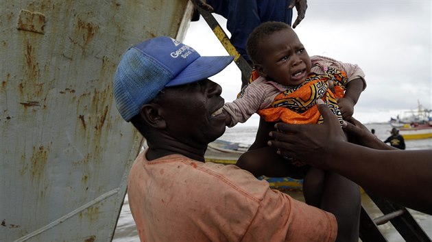 Mosambik po cykln Idai hls 446 mrtvch, 1500 lid ek na zchranu na stromech i stechch dom. Boue a zplavy postihly kolem 531 000 obyvatel.