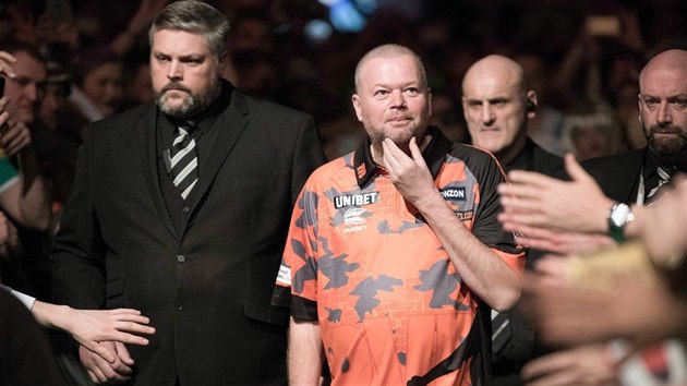 Raymond van Barneveld nastupuje k utkn ipkask Premier League.