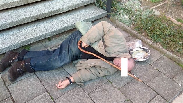 Snímek k případu, kdy strážníci a kolemjdoucí v Přerově zachránili život muži, jenž spadl ze schodů. (20. březen 2019)