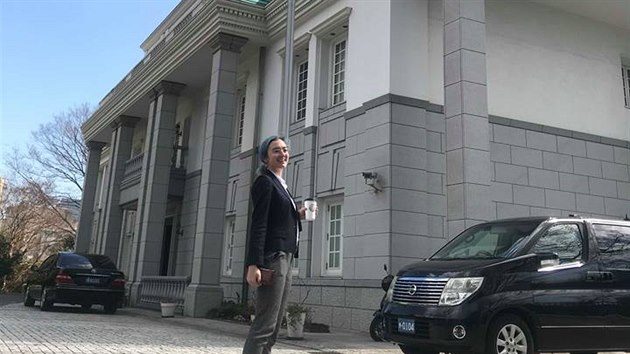 Momentln studentka psob na sti na afghnskm velvyslanectv v Japonsku.