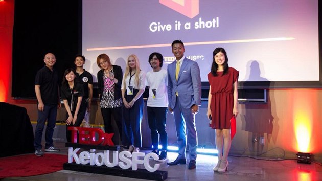 Ibolya Blkov na enick souti Tedx Talk na Keio Univerzity. Na snmku je jako blondna tvrt zprava.