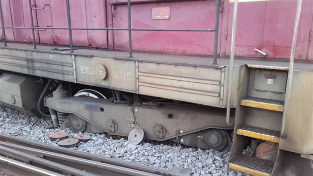 V Kostelci u Heřmanova Městce v pátek dopoledne vykolejila manipulační lokomotiva.
