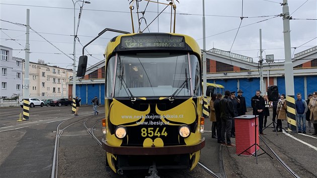 Dopravní podnik představil v Praze novou tramvaj, která má upozornit na problém srážek tramvají s chodci v rámci kampaně Neskákej mi pod kola (27.3.2019)