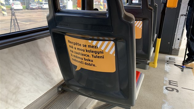 Dopravní podnik představil v Praze novou tramvaj, která má upozornit na problém srážek tramvají s chodci v rámci kampaně Neskákej mi pod kola (27.3.2019)