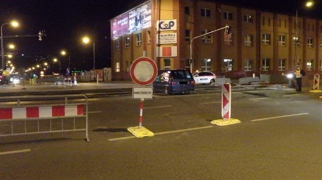 Řidič vjel s autem na opravovaný úsek tramvajové trati v ulici Českomoravská v Praze, kde zapadl do čerstvého betonu (28.3.2019)