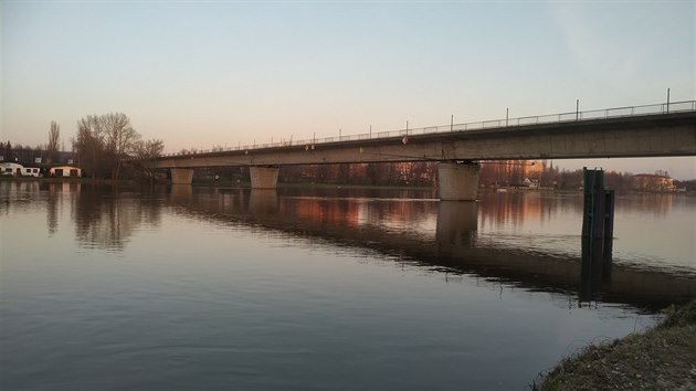 Životnost mostu ve Štětí se blíží ke konci a potřebuje kompletní rekonstrukci. Přípravy probíhaly šest let, štětský most má totiž zajímavou raritu, je na něm kromě vozovky a chodníku také vlaková vlečka. (1. dubna 2019)