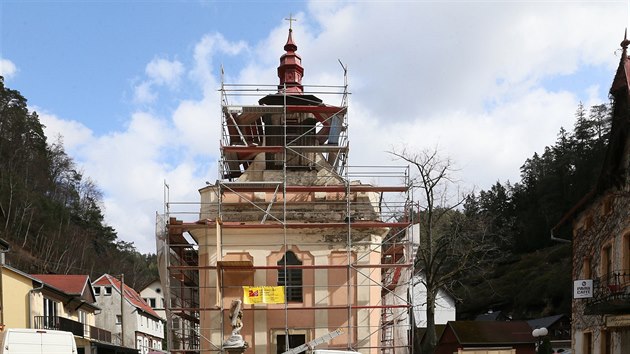 Kostel svatho Jana Nepomuckho v Hensku dostv novou stechu.