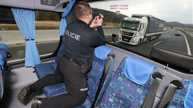 Dopravn bezpenostn akce zamen na proheky idi kamion na stecku. Policejn autobus s kamerami projd po dlnici D8 na trase Lovosice - Petrovice.