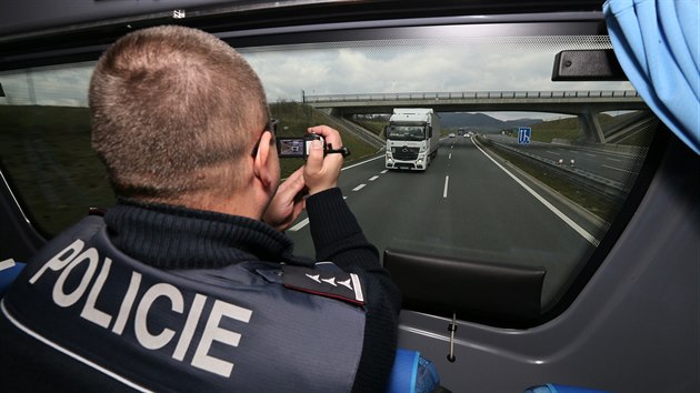 Dopravn bezpenostn akce zamen na proheky idi kamion na stecku. Policejn autobus s kamerami projd po dlnici D8 na trase Lovosice - Petrovice.