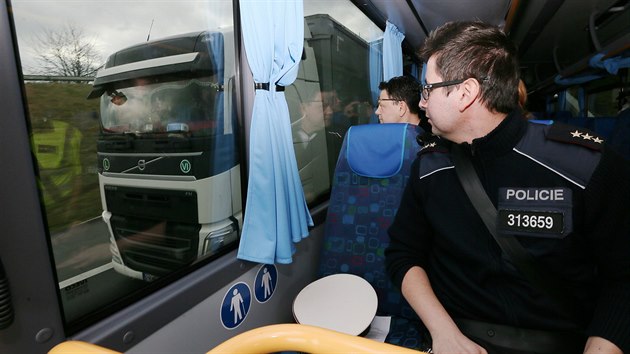 Dopravn� bezpe�nostn� akce zam��en� na proh�e�ky �idi�� kamion� na �stecku. Policejn� autobus s kamerami proj�d� po d�lnici D8 na trase Lovosice - Petrovice.