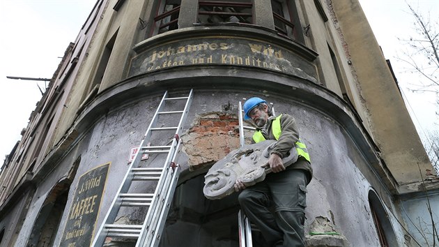 Zamstnanci steckho muzea (na snmku Ji Belis) snmaj domovn znamen ze secesnho domu, dve hospody U Studnky z roku 1911, v ulici Na Nivch, kter se bour.