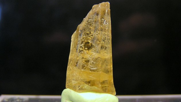 Medov krystal aragonitu (Hoenec u Bliny 2013). Velikost vzorku 23 mm.