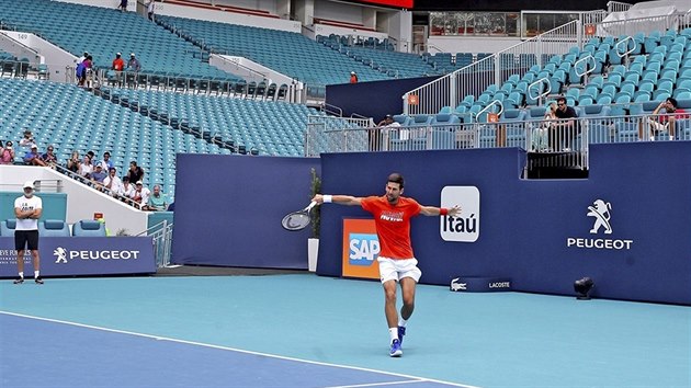 Novak Djokovi pi trninku na Hard Rock Stadium v Miami.