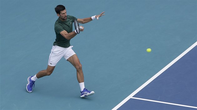 Novak Djokovi pi trninku v Miami.