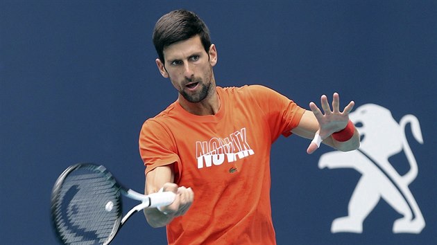 Novak Djokovi pi trninku v Miami.