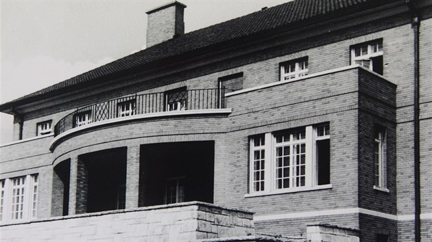 Starosta Zlína a ministr veřejných prací Dominik Čipera si nechal postavit vilu v anglickém stylu v letech 1939–1942 na Burešově.