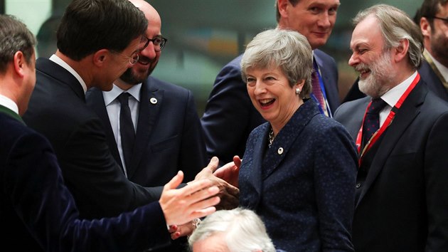 Ldi EU vtaj britskou premirku Theresu Mayovou na summitu v Bruselu (21. 3. 2019)