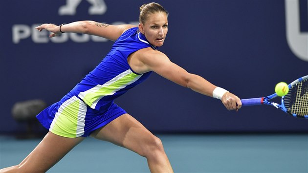 Karolna Plkov ve tvrtfinlovm duelu s Marktou Vondrouovou.