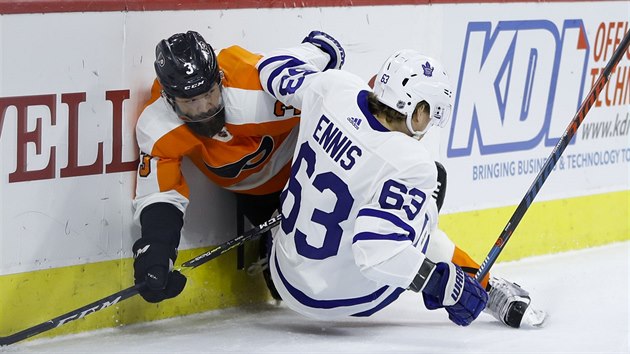 Radko Gudas (vlevo) z Philadelphie po stetu s Tylerem Ennisem z Toronta.