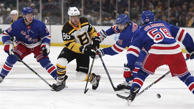 David Pastrk z Bostonu prochz obranou New York Rangers.