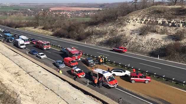 Na dlnici D7 u Prahy se srazilo auto s kamionem, piletl vrtulnk. (21. 3. 2019)