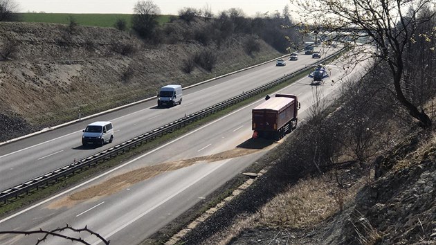 Na dlnici D7 u Prahy se srazilo auto s kamionem, piletl vrtulnk. (21. 3. 2019)