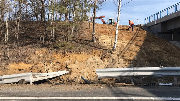 Na dlnici D6 u Novho Straec se pevrtilo auto na stechu. (22.3.2019)